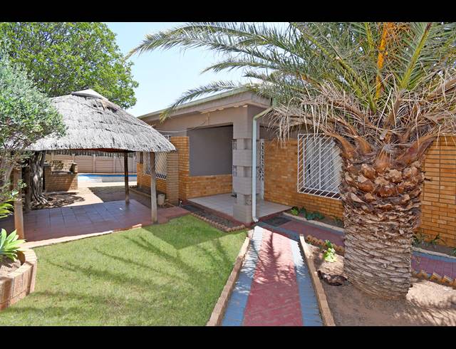 3 BEDROOM HOUSE FOR SALE IN CROSBY